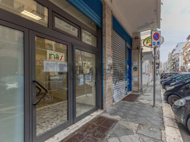 Locale Commerciale in vendita a Municipio 1, Puglia