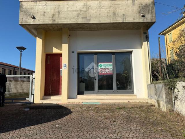 Locale Commerciale in vendita a Nove, Veneto