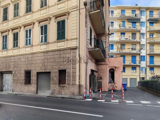 Locale Commerciale in vendita a Borgo Foce, Imperia