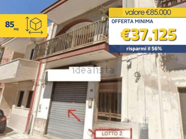 Locale Commerciale in vendita a Pulsano, Taranto