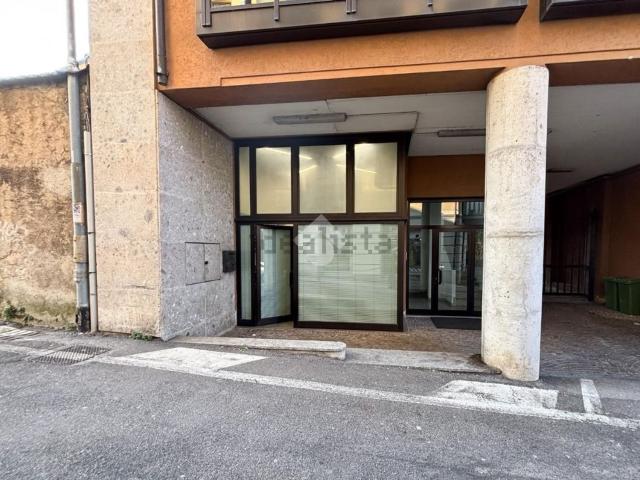 Locale Commerciale in vendita a Caleotto, Lecco
