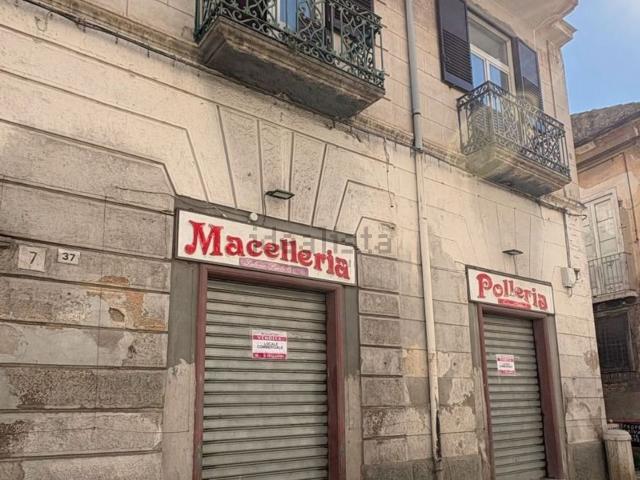 Locale Commerciale in vendita a Maddaloni, Campania