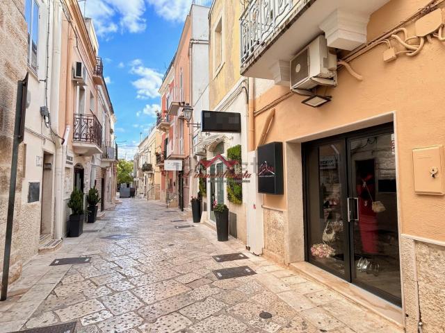 Locale Commerciale in vendita a Valenzano San Lorenzo, Puglia