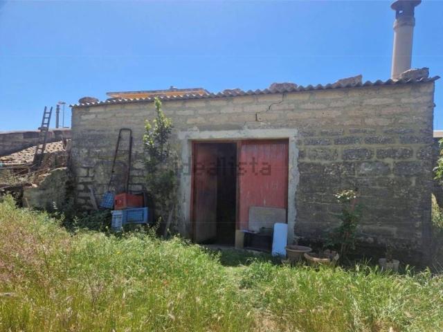 Locale Commerciale in vendita a Mazzarrone, Sicilia