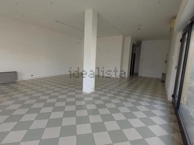 Locale Commerciale in vendita a Lido di Camaiore, Camaiore