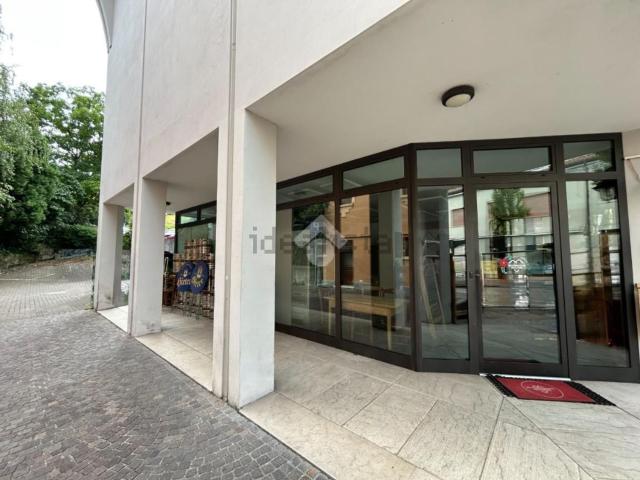 Locale Commerciale in vendita a Valdobbiadene, Veneto