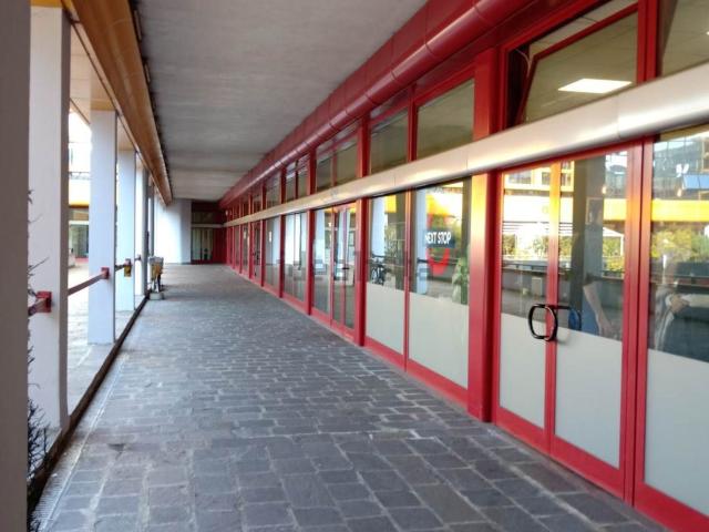Locale Commerciale in vendita a Sciarè, Gallarate