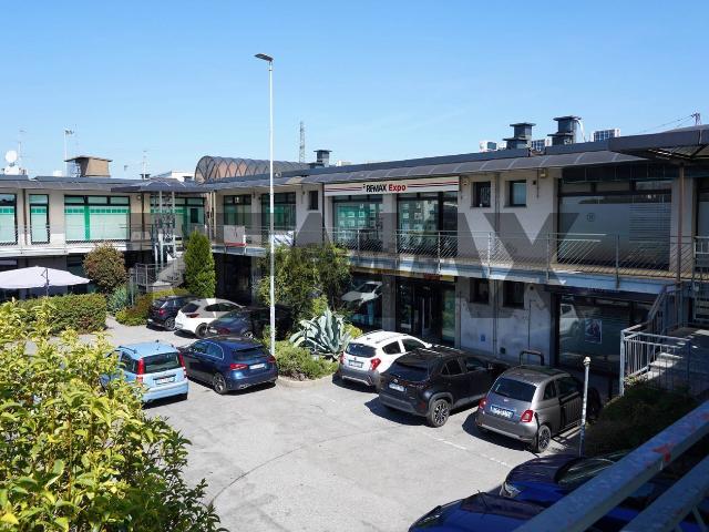 Locale Commerciale in vendita a Trezzano Rosa, Lombardia