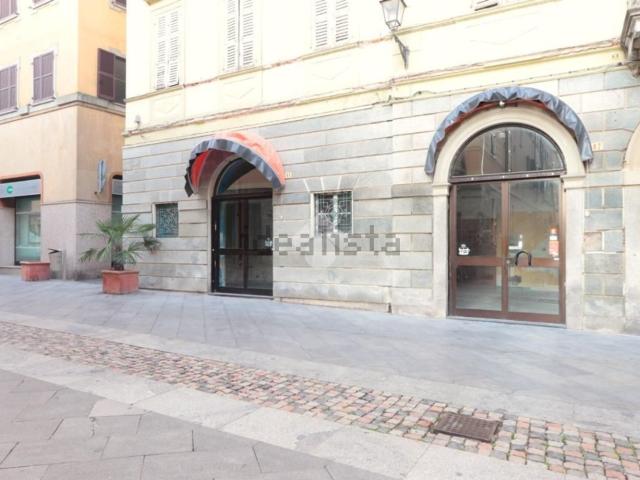 Locale Commerciale in vendita a Valenza, Alessandria