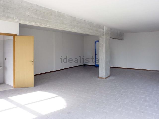 Locale Commerciale in vendita a Ponte Rosso, Marche