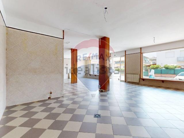 Locale Commerciale in vendita a Forcone, Viareggio