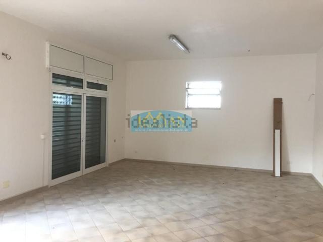 Locale Commerciale in vendita a Puglia, Brindisi