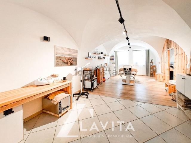 Locale Commerciale in vendita a Überetsch-Unterland - Oltradige-Bassa Atesina, Ora