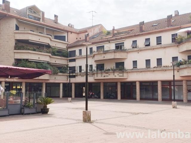 Locale Commerciale in vendita a Nova Milanese, Lombardia