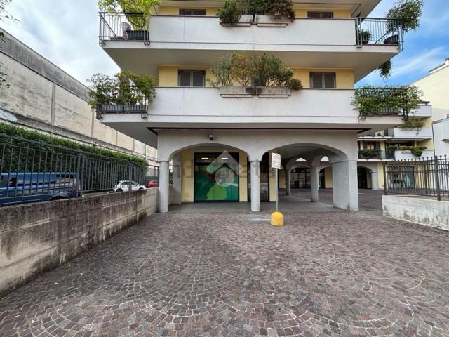 Locale Commerciale in vendita a Oltresempione, Legnano