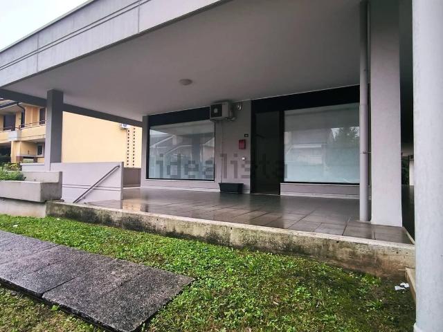 Locale Commerciale in vendita a Olmo, Creazzo