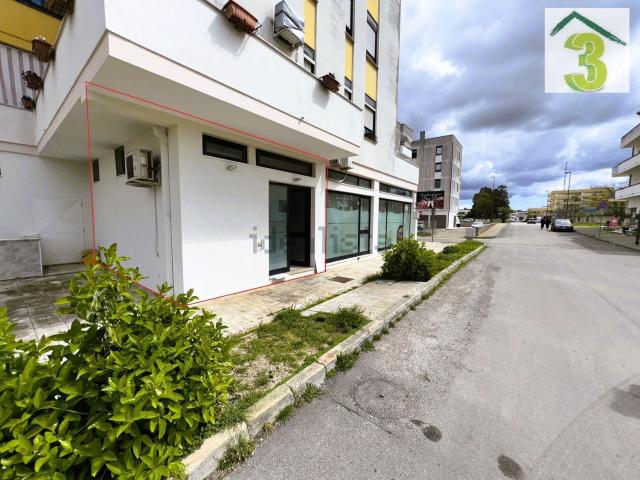 Locale Commerciale in vendita a Puglia, Lecce