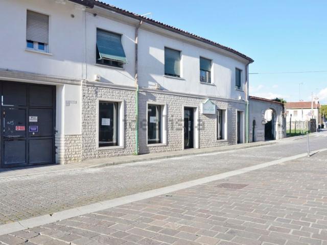 Locale Commerciale in vendita a Staranzano, Friuli-Venezia Giulia