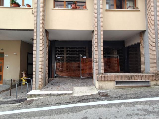 Locale Commerciale in vendita a Guardiagrele, Abruzzo