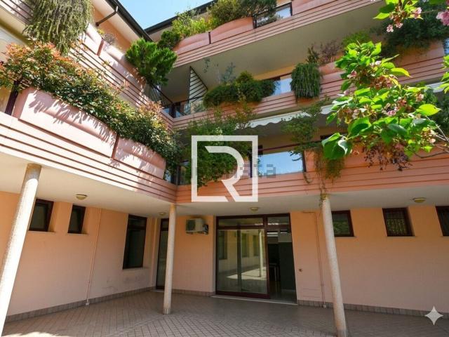 Locale Commerciale in vendita a Corso Nord, Ravenna