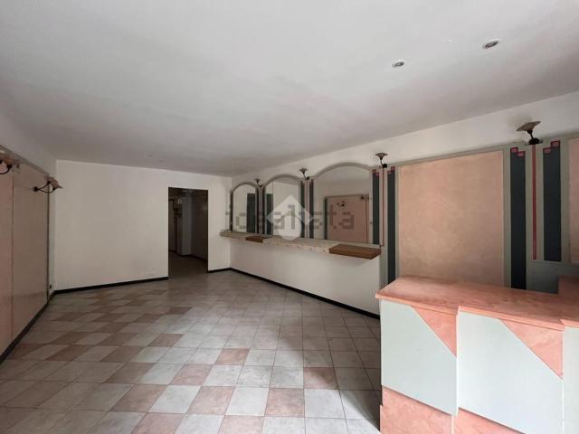 Locale Commerciale in vendita a Comunità della Vallagarina, Borgo Sacco