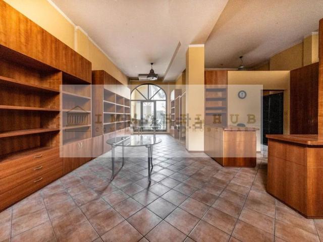 Locale Commerciale in vendita a Dugana, Desio