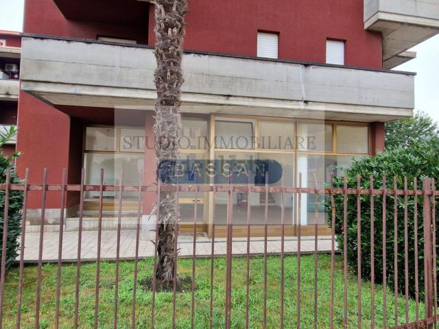 Locale Commerciale in vendita a Sumirago, Lombardia