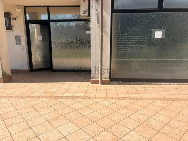 Locale Commerciale in vendita a Roncadelle, Lombardia