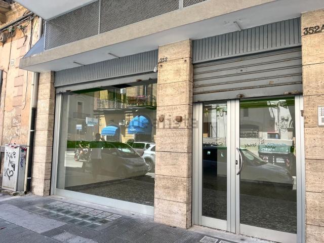 Locale Commerciale in vendita a Municipio 1, Puglia