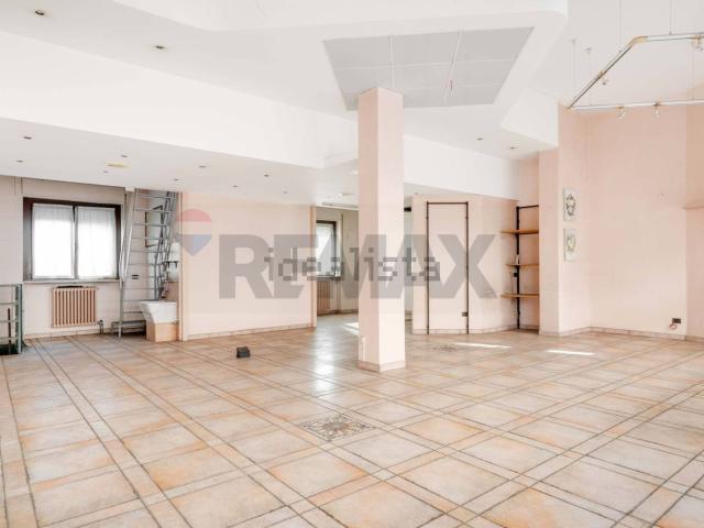 Locale Commerciale in vendita a Busto Arsizio, Lombardia