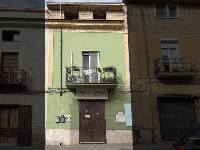 Locale Commerciale in vendita a Mondragone, Campania