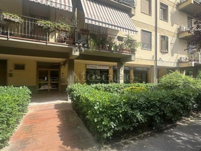 Locale Commerciale in vendita a Prataccio, Campi Bisenzio