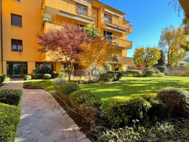 Locale Commerciale in vendita a Cazzaniga, Monza