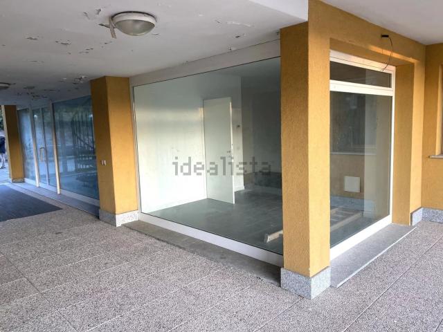 Locale Commerciale in vendita a Maccio, Villa Guardia