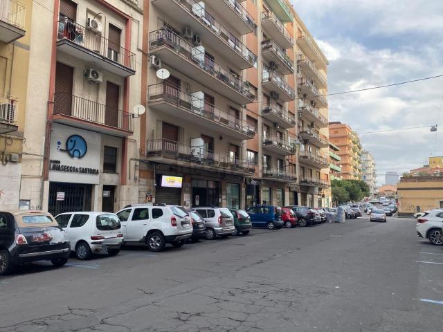 Locale Commerciale in vendita a Picanello-Ognina-Barriera-Canalicchio, Catania