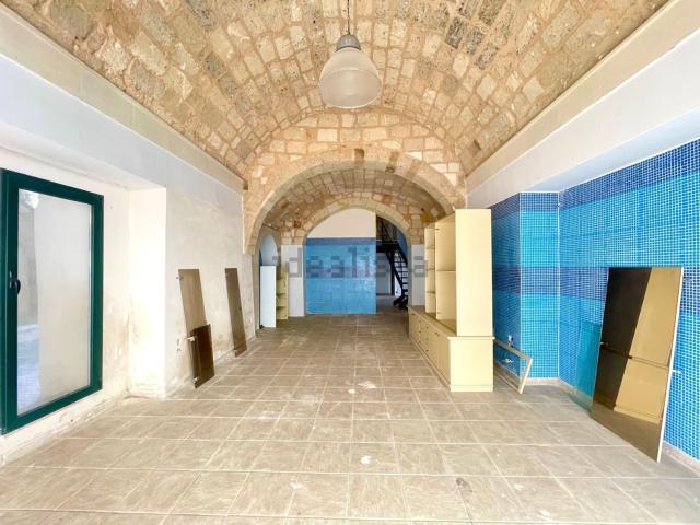 Locale Commerciale in vendita a Puglia, Lecce