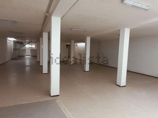 Locale Commerciale in vendita a Puglia, Lecce