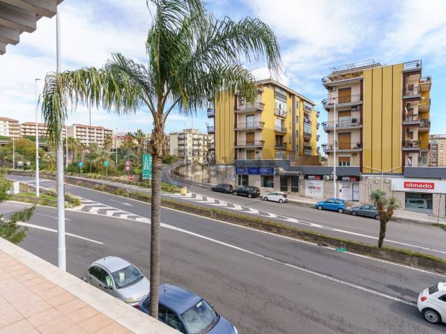Locale Commerciale in vendita a Borgo-Sanzio, Catania