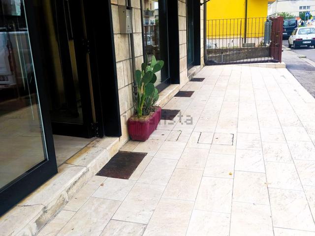 Locale Commerciale in vendita a Sud-Ovest, Brenzone