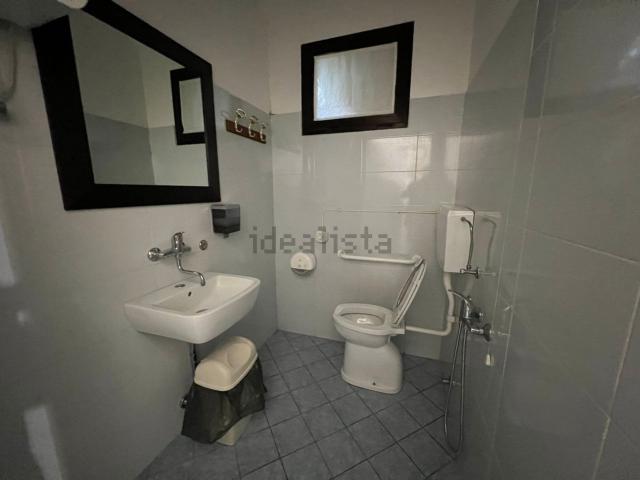 Locale Commerciale in vendita a Villa Fastiggi, Marche