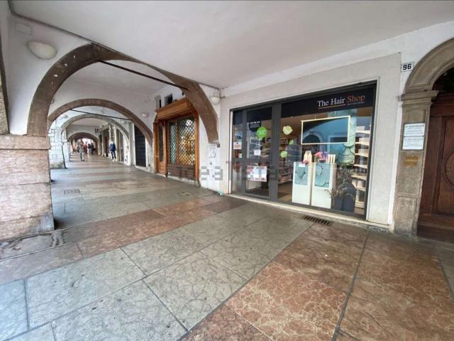 Locale Commerciale in vendita a Territorio Val d'Adige, Trento