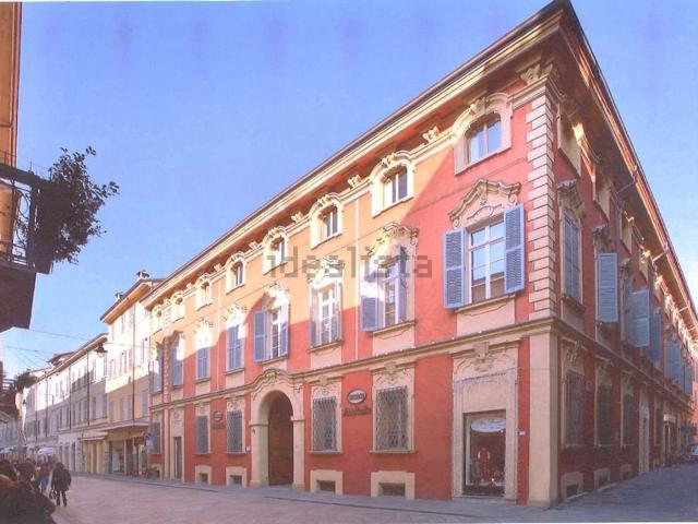 Locale Commerciale in vendita a San Francesco-Giardini Pubblici, Re