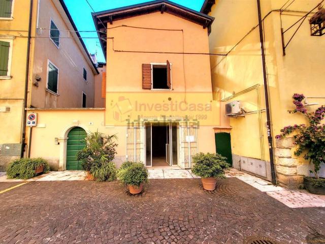Locale Commerciale in vendita a Cangrande Hotel, Lazise