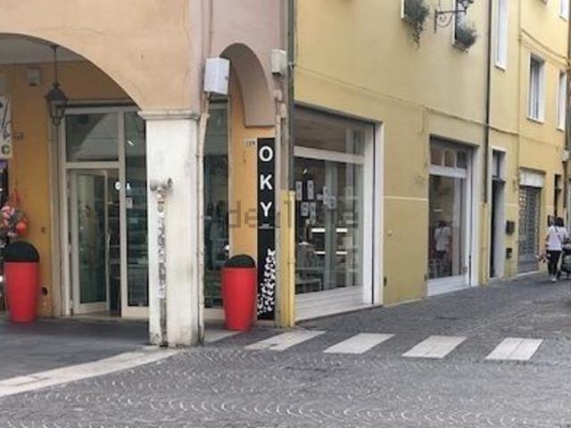 Locale Commerciale in vendita a Centro storico, Pesaro