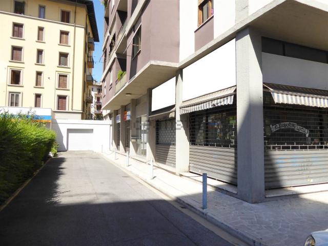Locale Commerciale in vendita a Peretola, Firenze