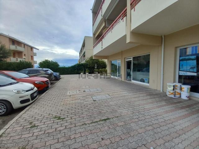 Locale Commerciale in vendita a Baia Metauro, Marche