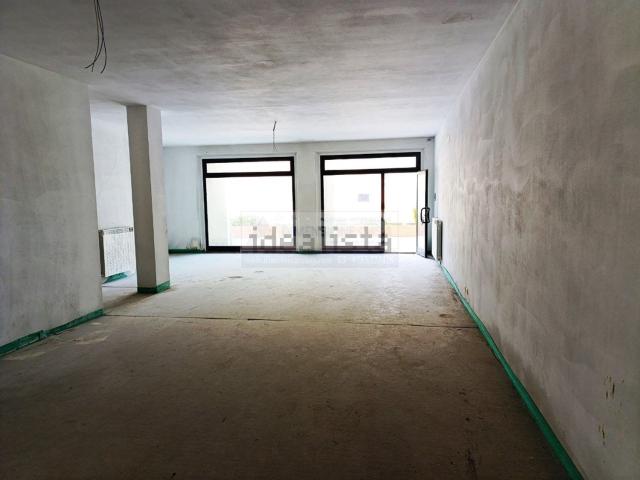 Locale Commerciale in vendita a Marche, Macerata