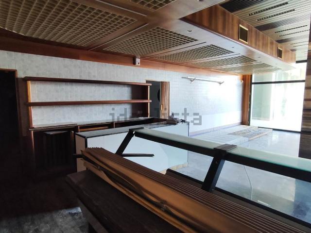 Locale Commerciale in vendita a Senigallia, Ancona