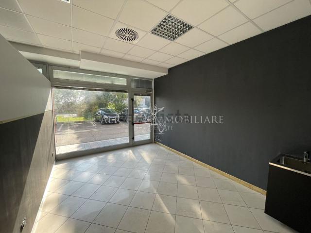 Locale Commerciale in vendita a Case Nuove, San Martino Buon Albergo