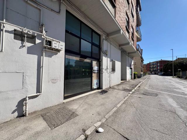 Locale Commerciale in vendita a Marche, Ancona